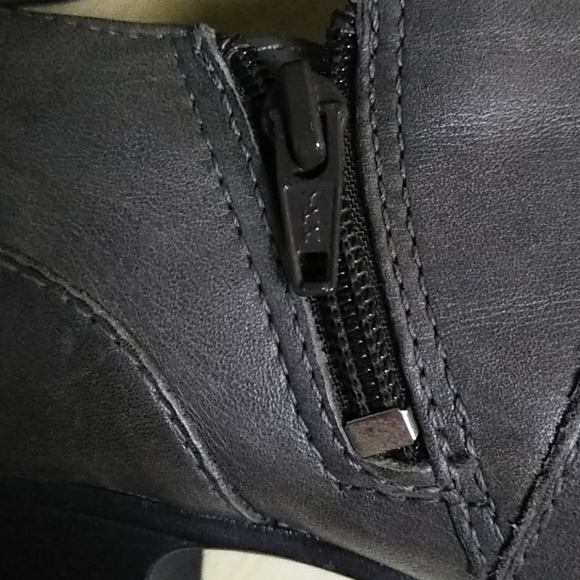 Clarks Side-Zip Shooties Womens Size 7W Grey Leather Booties Pumps 2.25" Heels - Picture 7 of 8